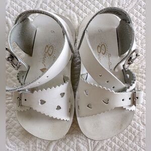 White saltwater sandals with heart details, Excellent condition, size 5